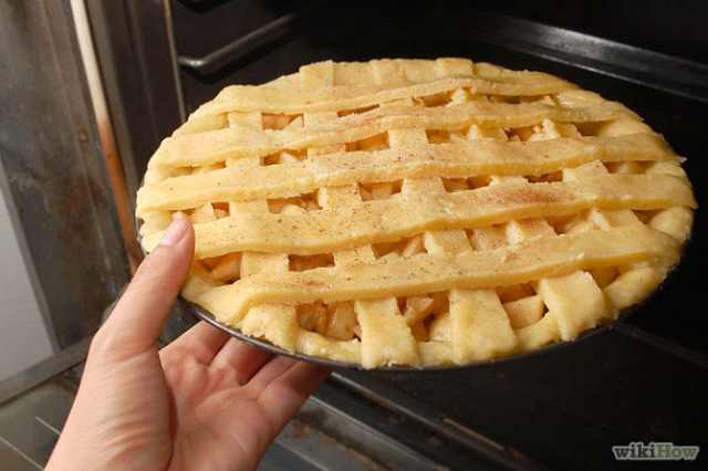 Ставим яблочный пирог в духовку